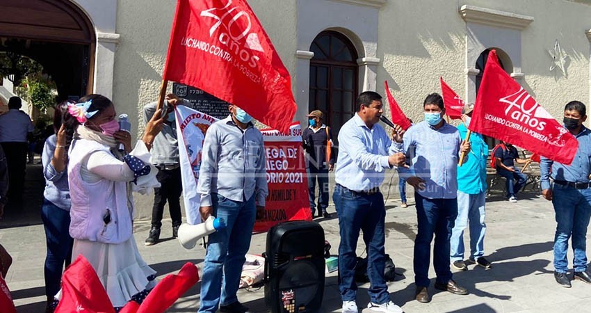 Se manifiestan Antorchistas en el Palacio Municipal; entregan pliego petitorio a las autoridades