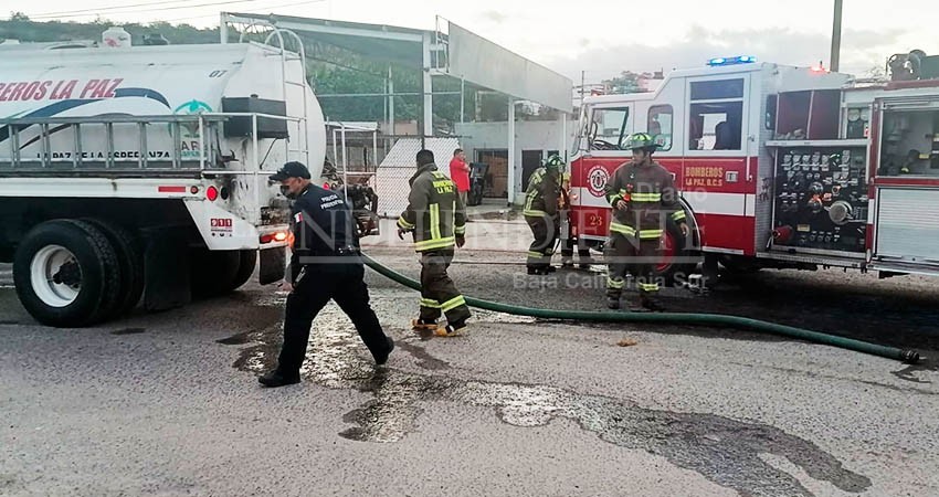 Voraz incendio consume embarcación  con sus aditamentos en La Paz  Voraz incendio consume embarcación  con sus aditamentos en La Paz