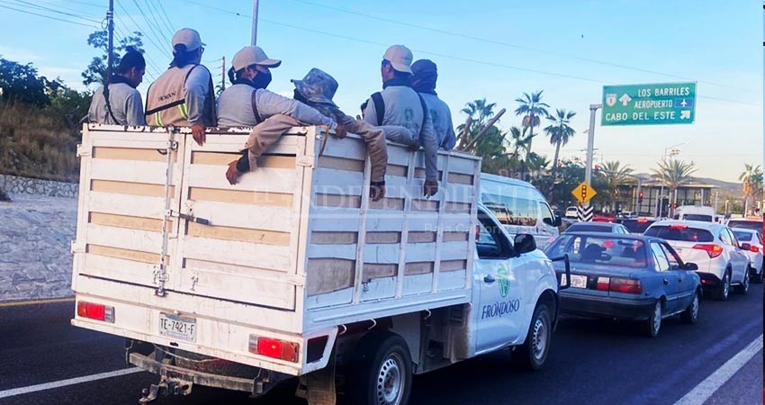 Aplicarán multas para quienes transporten personal en camionetas de carga