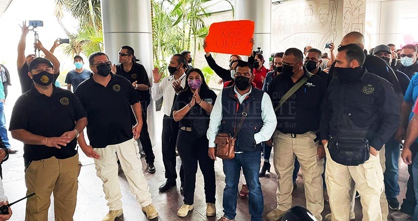 Nos secuestraron en nuestra oficina para no protestar por bono navideño: Trabajadores SSPE Nos secuestraron en nuestra oficina para no protestar por bono navideño: Trabajadores SSPE
