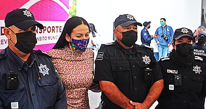 De nueva cuenta entregan cámaras corporales a policías de La Paz De nueva cuenta entregan cámaras corporales a policías de La Paz