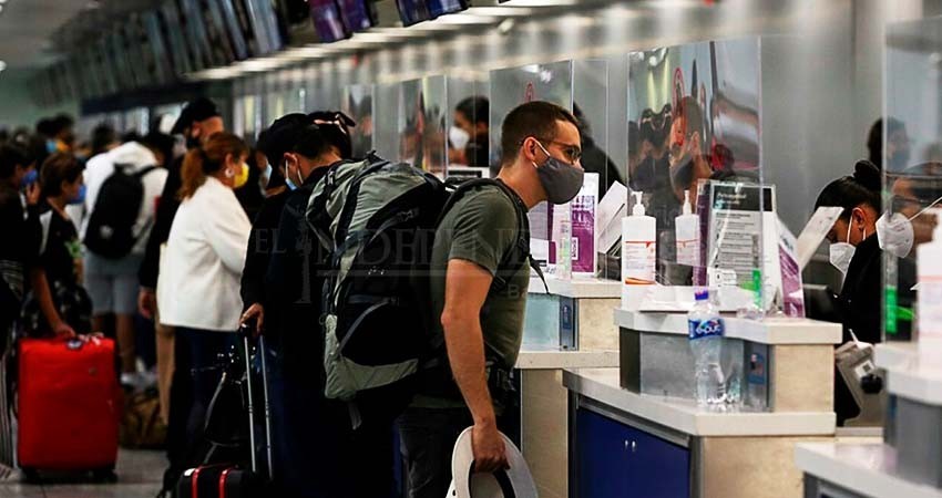 Al ser imposible sana distancia en el aeropuerto, la única medida obligatoria a seguir es el uso correcto del cubrebocas