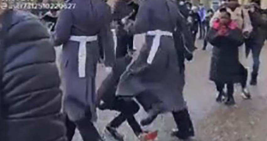 Guardias británicos atropellan a niño que se atravesó en plena marcha Guardias británicos atropellan a niño que se atravesó en plena marcha