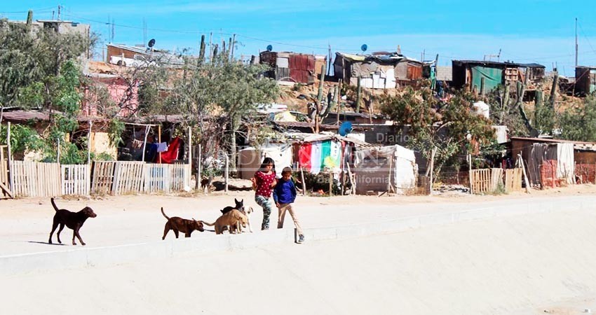 Colegio de arquitectos y Ayuntamiento trabajarán en reubicación de invasiones 
