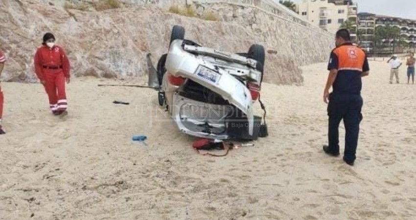 Exceso de velocidad y lluvia ocasionan volcadura en mirador de Costa Azul Exceso de velocidad y lluvia ocasionan volcadura en mirador de Costa Azul