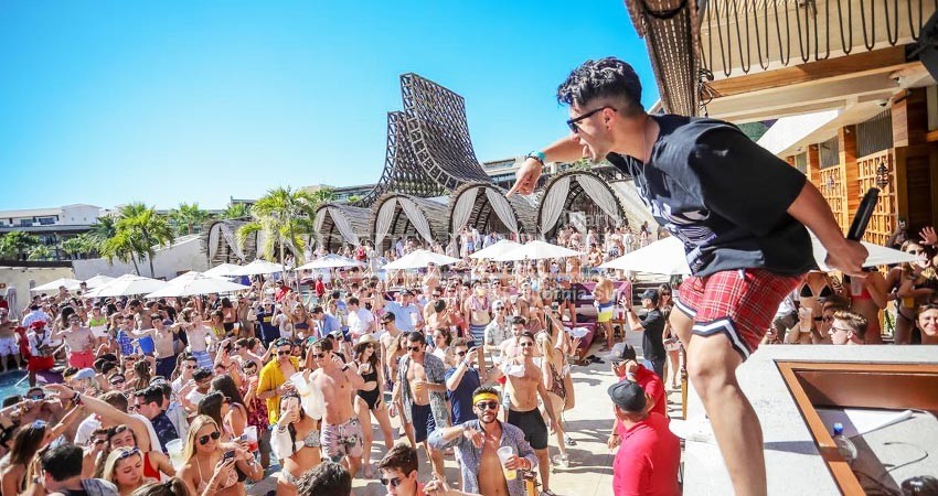 Por rebasar aforos permitidos cancelaron y clausuraron evento masivo en el club Omnia Por rebasar aforos permitidos cancelaron y clausuraron evento masivo en el club Omnia