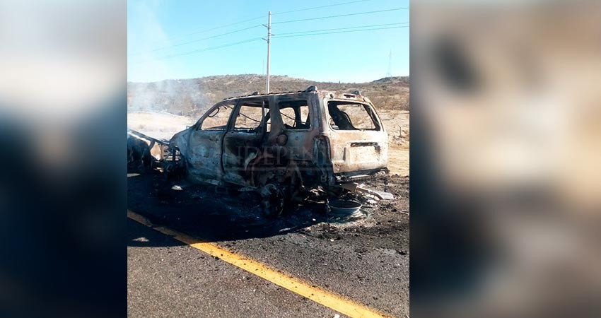 Choque e incendio de vehículos en carretera al norte de La Paz 