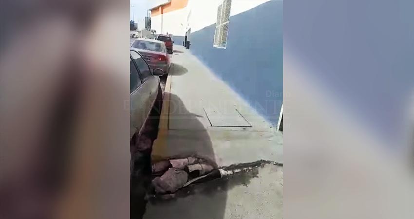 Denuncian derrame de aguas residuales vecinos de Arcos del Sol, en CSL