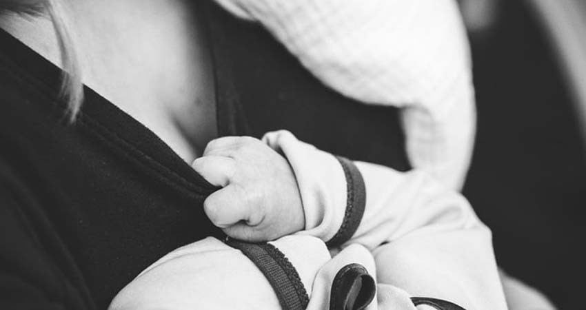 Mamás vacunadas contra covid transmiten anticuerpos a bebés a través de leche materna