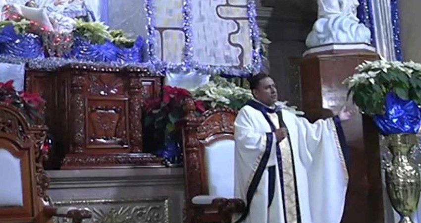 Roba micrófonos de una iglesia en Pátzcuaro y antes de huir hace una reverencia