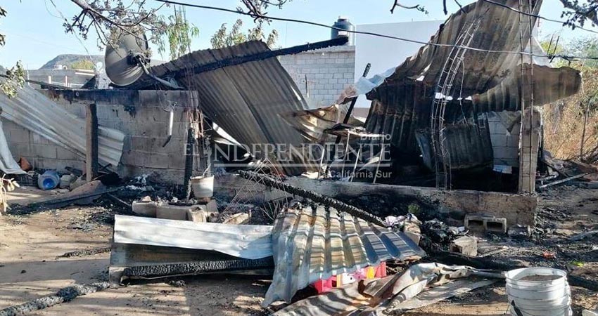 Solicitan apoyo para la familia que perdió su vivienda en incendio