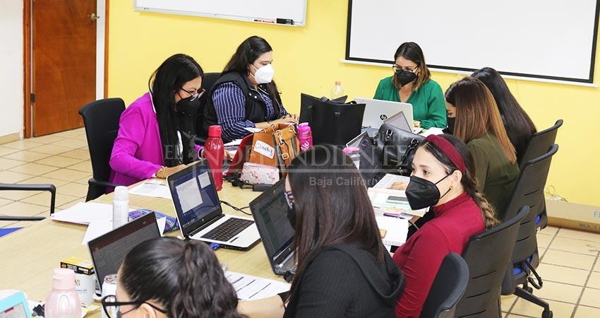 Educadoras de BCS elaboran cuadernillos para estudiantes que carecen de conectividad