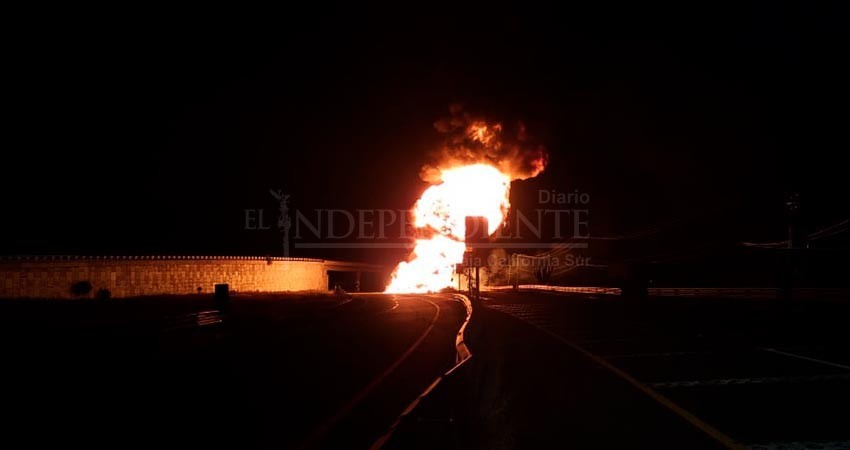 Gran labor de los bomberos al evitar la propagación del incendio de pipa con combustible 