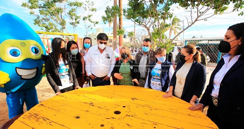 Entrega alcalde Leggs Castro rehabilitación con material reciclado del parque “El Chavo del 8” en Santa Rosa Invi