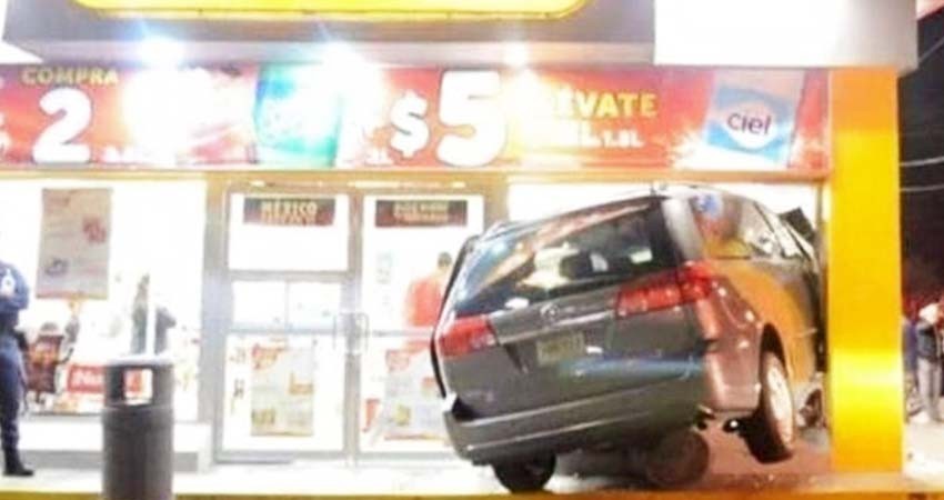 Hasta contra una tienda Oxxo, dentro de los choques de vehículos el fin de semana Hasta contra una tienda Oxxo, dentro de los choques de vehículos el fin de semana