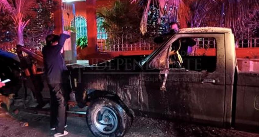 Vándalos queman carro en reparación frente a taller