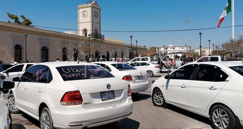 Que la gente decida qué transporte usar; continúan protestas de choferes Uber Que la gente decida qué transporte usar; continúan protestas de choferes Uber
