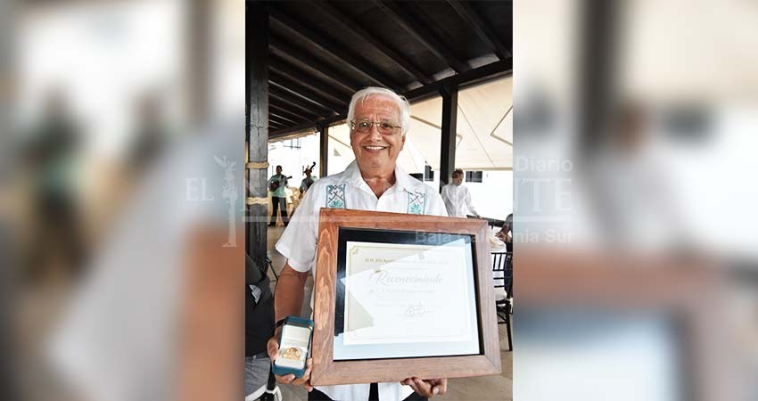 Reconoce Gobierno Municipal a Clicerio Mercado por ser el rostro y la voz de los torneos de pesca de Baja California Sur