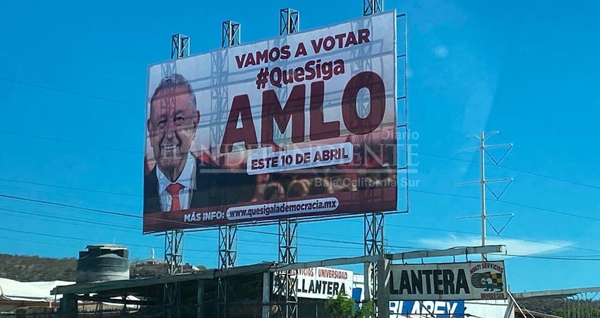 Ordena INE retirar espectaculares sobre revocación de mandato; en BCS apenas investigan