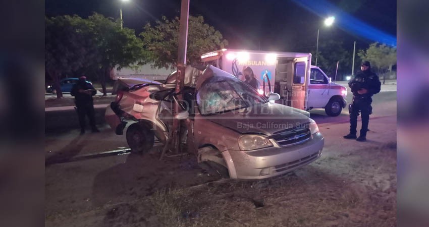 Hombre prensó su carro contra un poste Hombre prensó su carro contra un poste