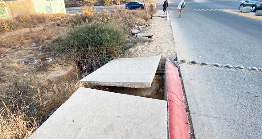 Denuncian derrumbe de banqueta en Lomas de Guaymitas, SJC Denuncian derrumbe de banqueta en Lomas de Guaymitas, SJC