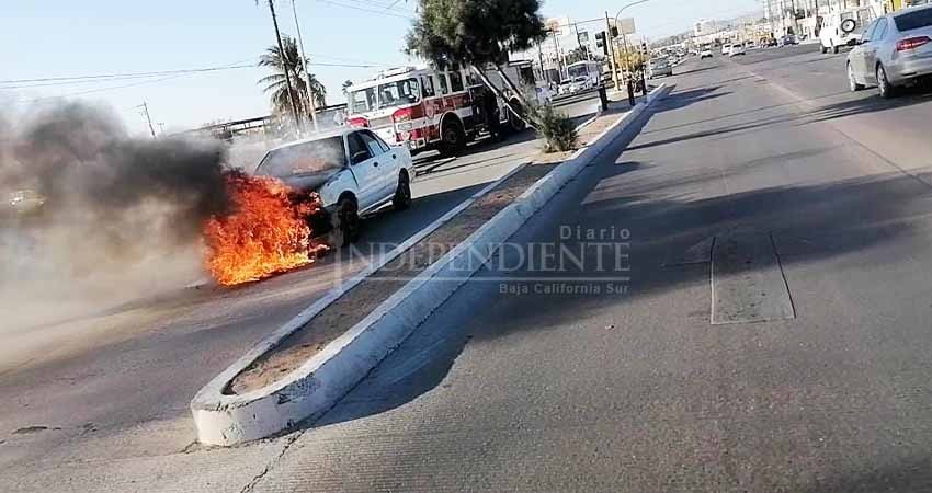 Se incendia carro tras salir del taller