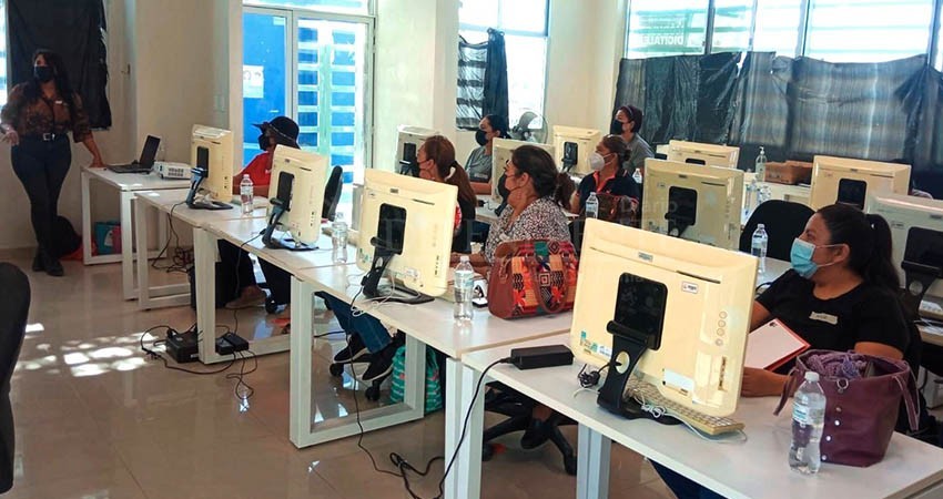 Amas de casa y personas adultas mayores se capacitan para iniciar un emprendimiento y lograr su autonomía económica