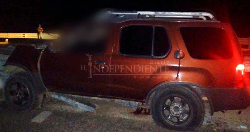 Muere conductor tras chocar en su auto contra barras metálicas viales