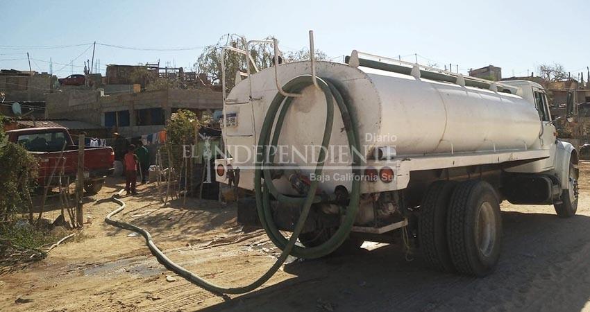 Hasta 17 pipas de agua donan hoteles para abastecer colonias de Los Cabos Hasta 17 pipas de agua donan hoteles para abastecer colonias de Los Cabos
