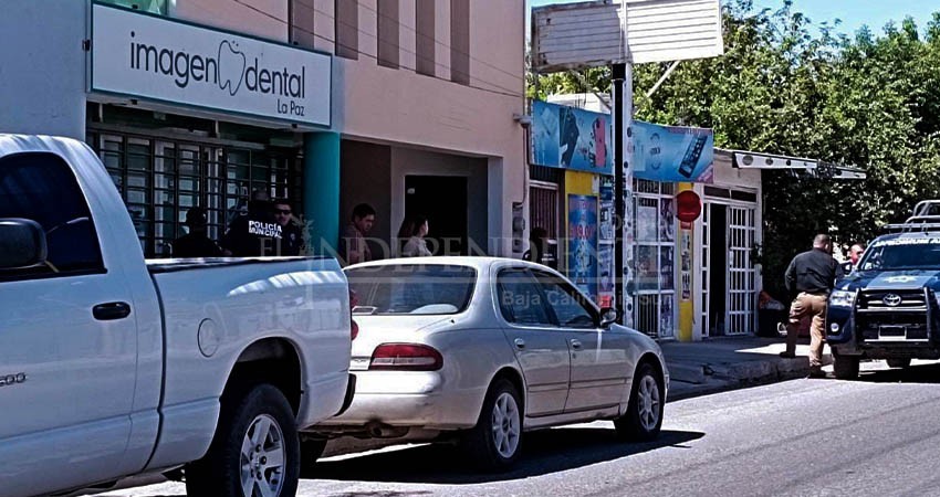 Mujer confunde a masculino como sospechoso de robo de auto
