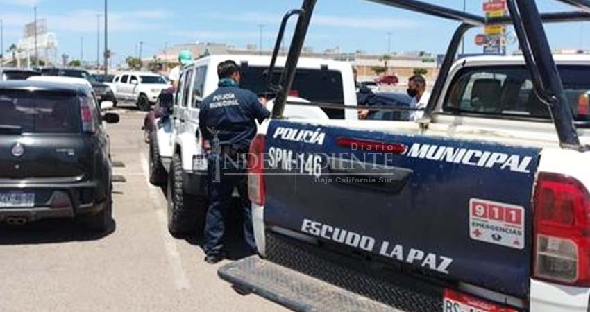 Angustiante momento; niño de un  año queda encerrado en un vehículo