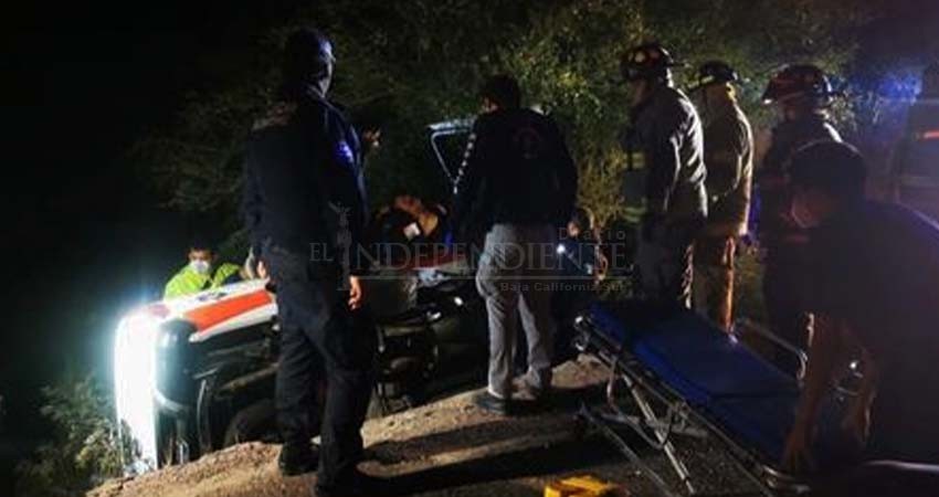 Tres lesionados en volcadura por carretera La Paz-Todos Santos Tres lesionados en volcadura por carretera La Paz-Todos Santos