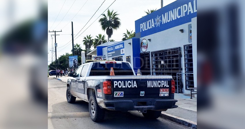 Policías municipales golpean y encarcelan  a joven comundeño que no les pidió perdón Policías municipales golpean y encarcelan  a joven comundeño que no les pidió perdón