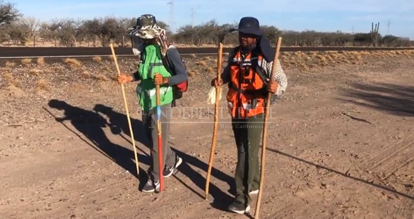 Caminantes que cumplen una manda por sanación  de un infante esperan llegar a La Paz el miércoles