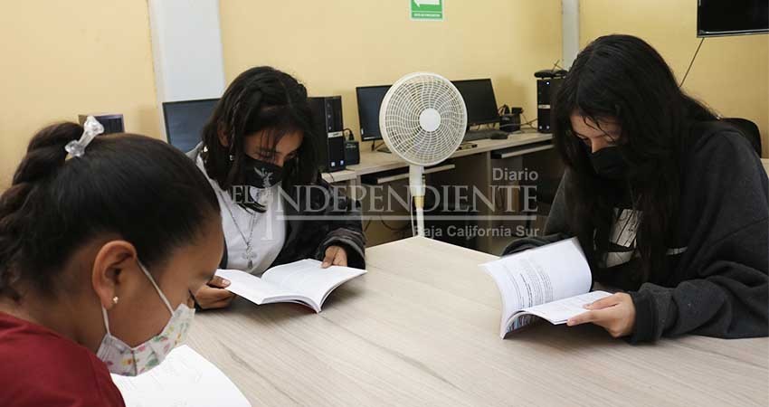 Entrega SEP libros en secundarias de BCS para abatir bajo rendimiento escolar