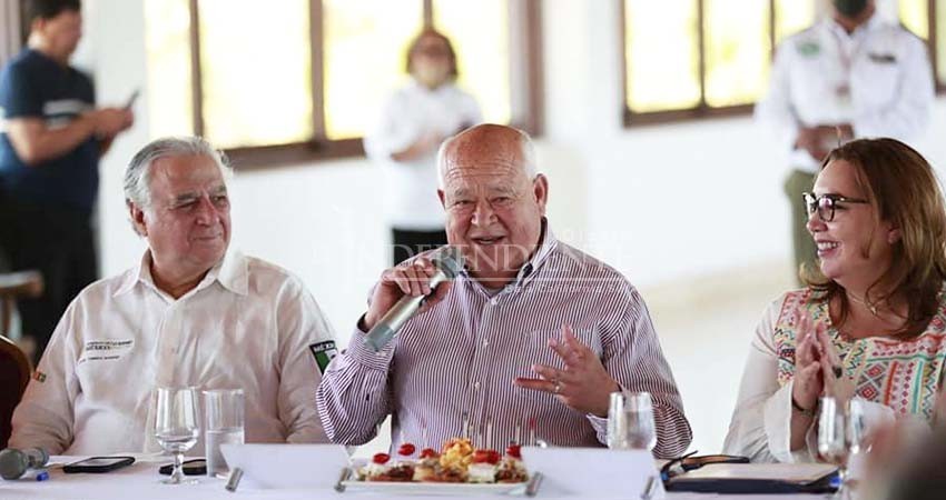 Secretario de Turismo y Gobernador se reúnen con empresarios de Loreto Secretario de Turismo y Gobernador se reúnen con empresarios de Loreto