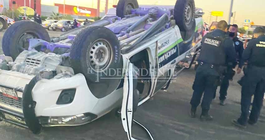 Cuatro policías lesionados tras volcadura de patrulla por choque