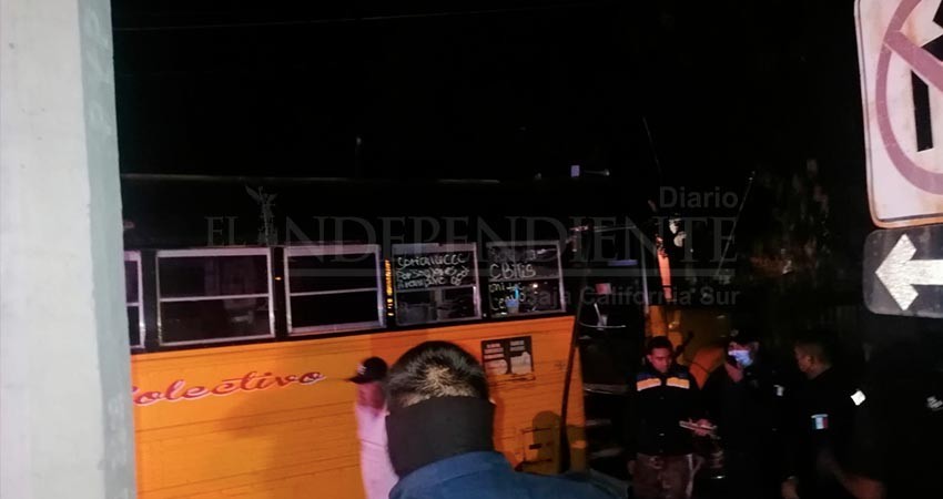 Operado por conductor ebrio, camión urbano choca contra dos carros estacionados