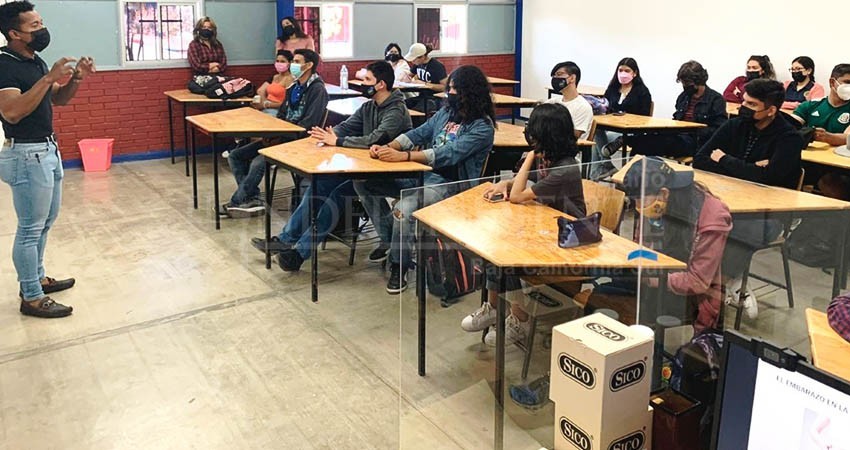 Imparten pláticas sobre educación sexual a jóvenes estudiantes de La Paz