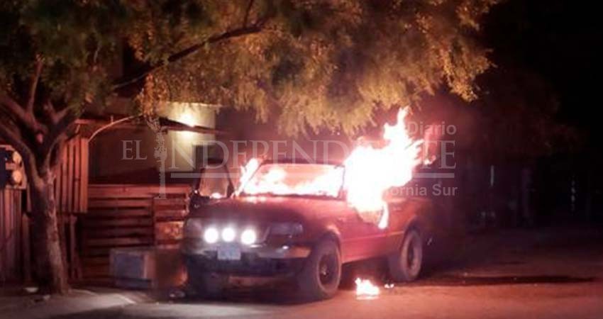Corto circuito genera incendio que consume vehículo Corto circuito genera incendio que consume vehículo