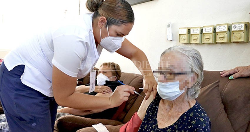 Salud estatal aplicó vacunas contra Covid a personas de la tercera edad