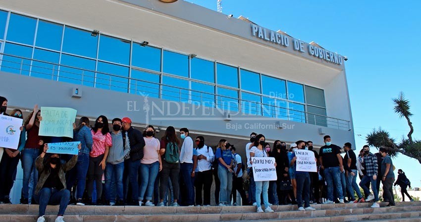 Alumnos de UTLP revientan contra rectoría; Gobernador instruye cambios