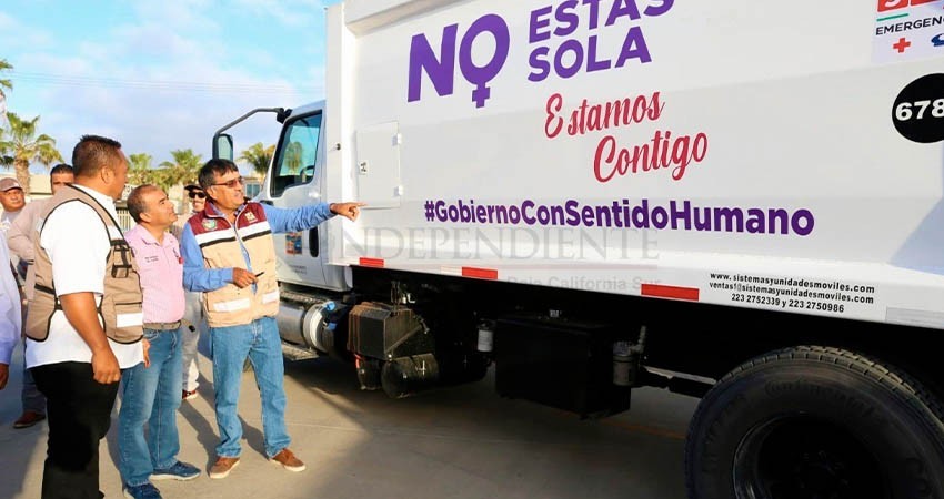 Para llegar a personas que viven situaciones de violencia, plasman en camiones números de emergencia