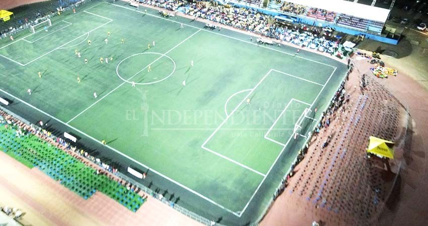 Por iniciar el reencarpetado del campo de fútbol soccer en el estadio “Don Koll”