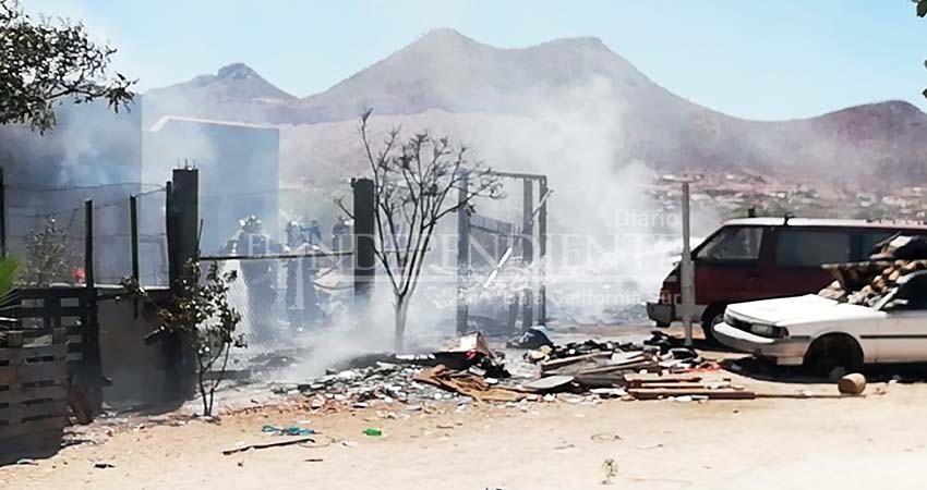 Incendio arrasa con vivienda alcanza dos vehículos sobre la calle
