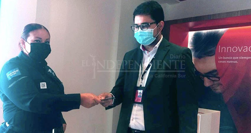 Buenas acciones… Policía municipal regresa dinero encontrado en cajero automático