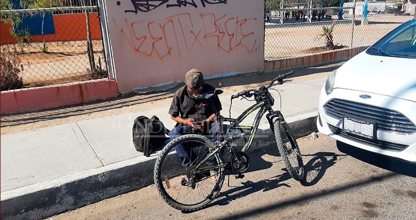 Ebrio en bicicleta choca contra carro estacionado