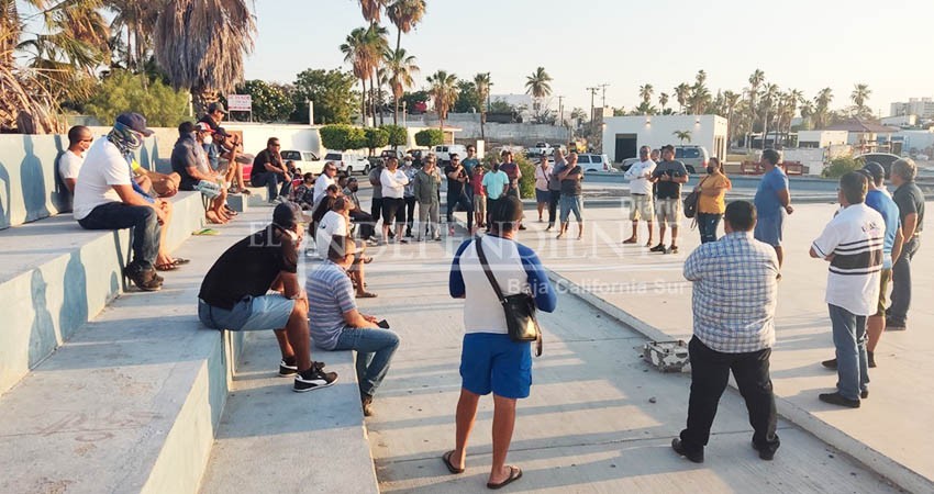 "No lo vamos perder"; usuarios del último embarcadero público de La Paz se unen contra su concesión "No lo vamos perder"; usuarios del último embarcadero público de La Paz se unen contra su concesión