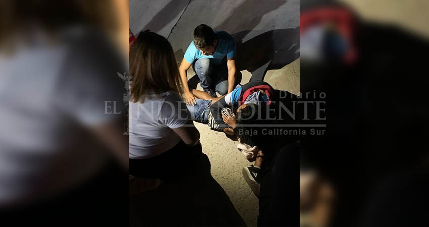 ¡Por el arroyo de Camino Real! Adulto y menor lesionados al ser arrollados por una motocicleta ¡Por el arroyo de Camino Real! Adulto y menor lesionados al ser arrollados por una motocicleta