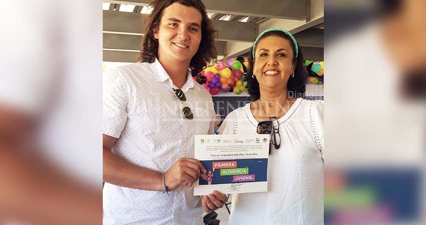 Reconoce Ayuntamiento de Los Cabos a estudiante de la UABCS por méritos académicos